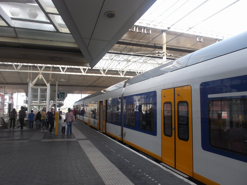 Bestand:Leiden Centraal aangekomen sprinter 11 juli 2015 1625h.jpg