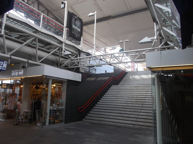 Bestand:Leiden Centraal trap naar perron 8 en 9.jpg