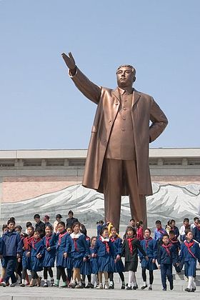 Bestand:Dprk pyongyang mansu kim sculpture 05.jpg