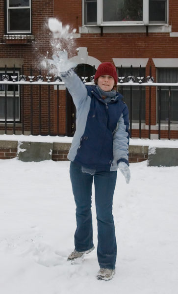 Bestand:363px-Throwing a snowball in Boston.jpg