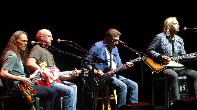 Bestand:Eagles in concert September 2014.jpg