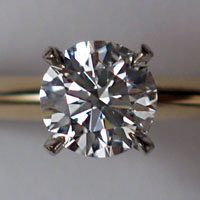 Een ring met een diamant.