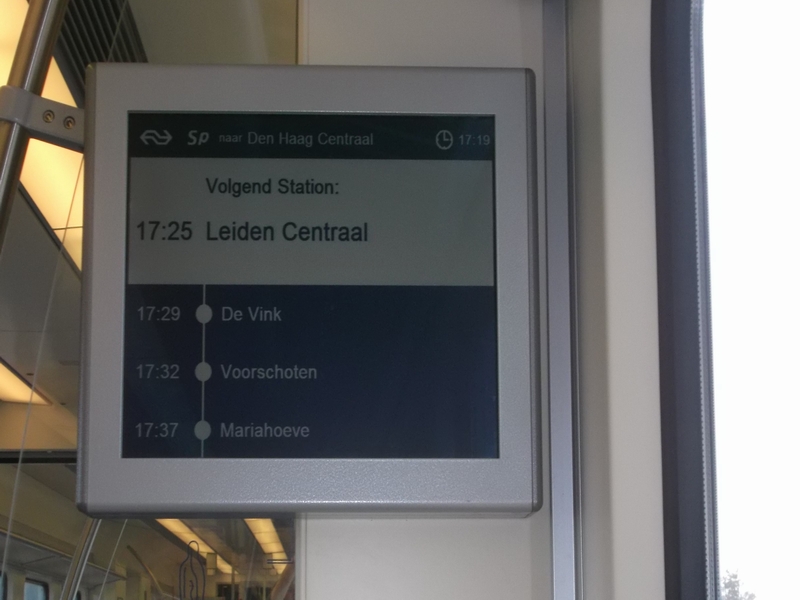 Bestand:Leiden Centraal trein in aankomst (Schiphollijn).jpg