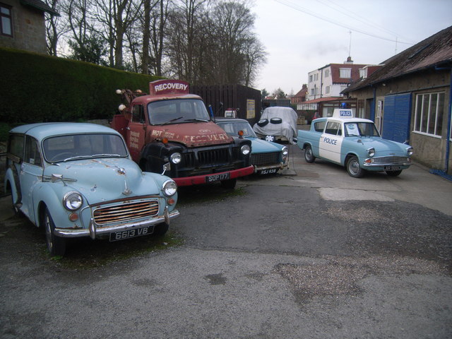 Bestand:Scripp's Garage - collection of old vehicles in Goathland - geograph.org.uk - 685498.jpg