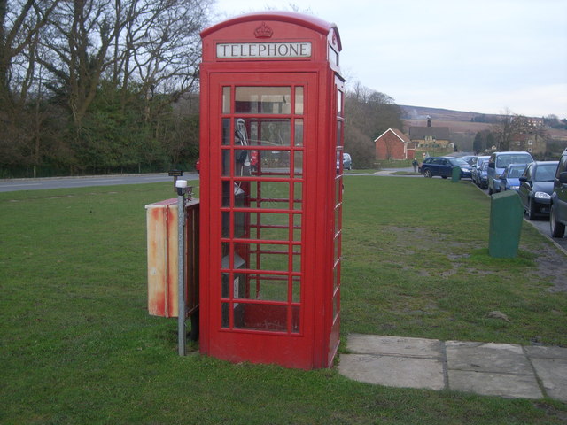 Bestand:Goathland telephone kiosk, outside Aidensfield Stores - geograph.org.uk - 685485.jpg