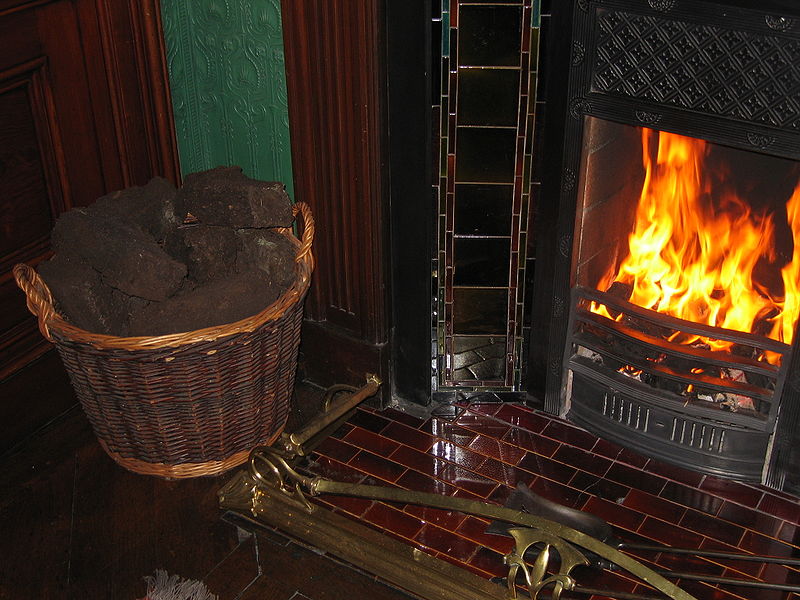 Bestand:800px-Fireplace with Peat.jpg