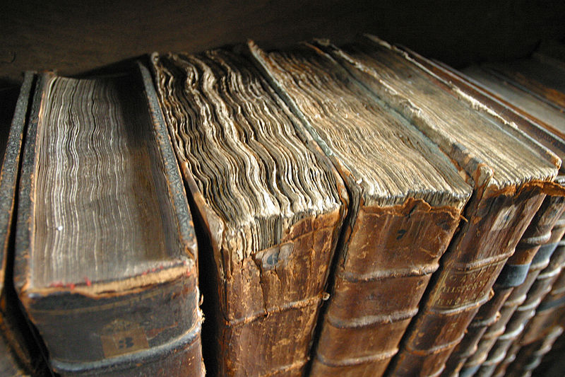 Bestand:Old book bindings.jpg
