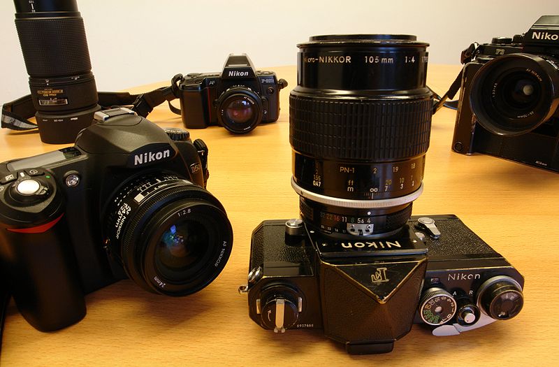 Bestand:800px-Four generations of nikon cameras.jpg