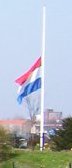 Bestand:Nederlandse vlag halfstok.jpg