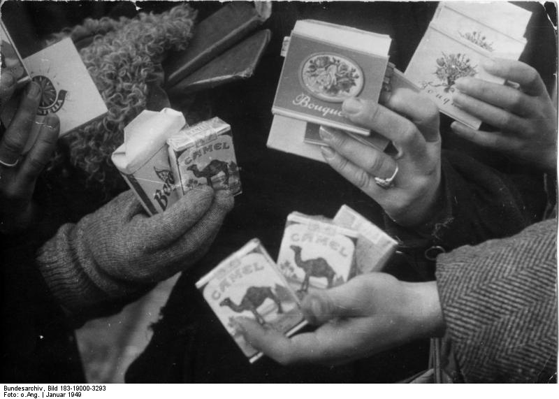 Bestand:Bundesarchiv Bild 183-19000-3293, Berlin, Schwarzmarkt -Zigaretten.jpg