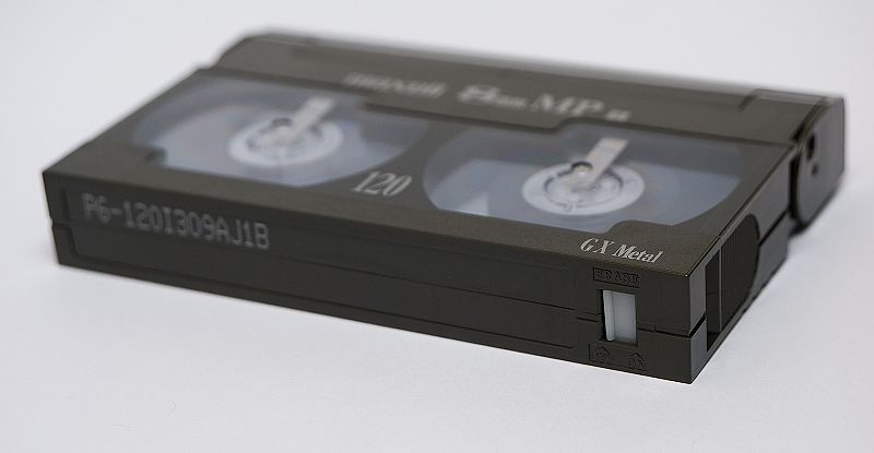 Bestand:800px-8mm cassette erase tab.jpg