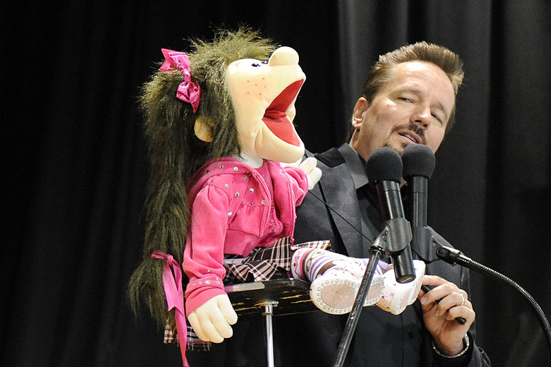Bestand:800px-Comedian Terry Fator on stage.jpg