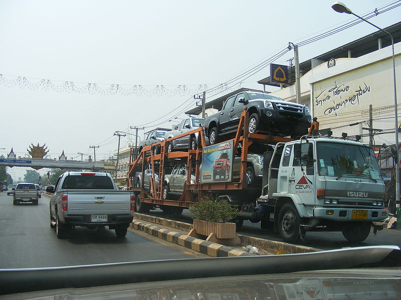 Bestand:800px-Isuzu road transport vehicle carries Isuzu Dmax trucks - Thailand.jpg
