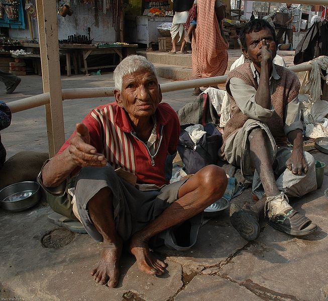 Bestand:653px-Beggars in Varanasai.jpg