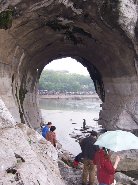 Bestand:China Guilin looking through beneath the elephants trunk.jpg