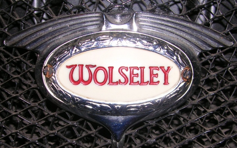 Bestand:Wolseley illuminating radiator badge.jpg