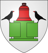 Een urinoir in een heraldische kleur met daarboven een klokvormige keel, geflankeerd door twee merels met rode snavels, neergestreken op de zijkanten van de tegenover de parochiekerk gelegen zijde van het urinoir.