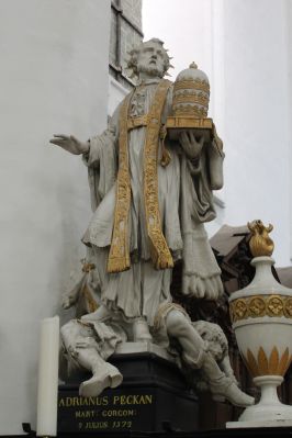 ’Adrianus Peckan’ die de pauselijke tiara hooghoudt. Beeld in de kerk van de voormalige norbertijnenabdij te Ninove.