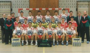 Handbal Sporting Neerpelt (1992-1993) met o.a.: Patrick Catteeuw (5e van links, achterste rij): Oud-international België, Baudoin Dupont (6e van links, achterste rij): Oud-international België, Henryk Mrowiec (7e van links, achterste rij): Oud-international Polen (Brons op het A-WK 1982), Ryszard Wilanowski (9e van links, achterste rij): T1 trainer, Fred D'Hollander (5e van links, middelste rij): Oud-international België, Robert Skalski (2e van links, voorste rij): Oud-international Polen, Raoul Lenders (5e van links, voorste rij): Oud-international België