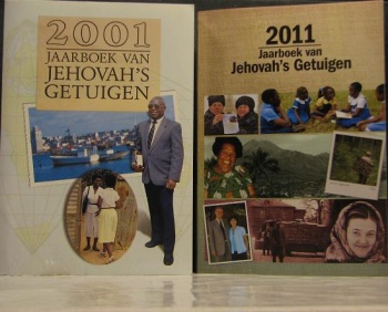 Jaarboek van Jehovah's Getuigen 2001 en 2011.jpg