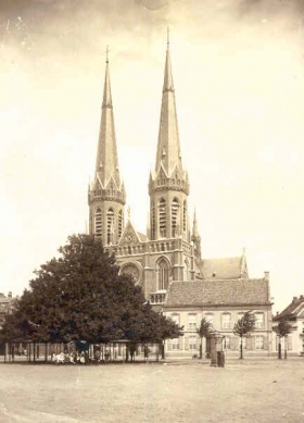 De Tilburgse lindeboom rond 1890, staande voor de kerk op De Heuvel.
