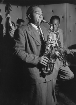 Charlie Parker, met Miles Davis rechts op de foto.