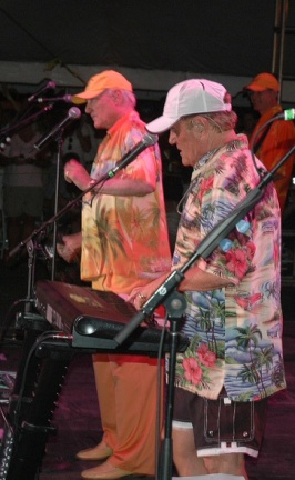 Mike Love (links) en Bruce Johnston (midden) als The Beach Boys in 2006