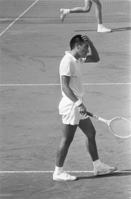 Alex Olmedo in 1964, Casino tennisbanen, Noordwijk aan Zee