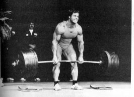 Wereldrecord deadlift door Franco Columbu (1941-2019), jaren '70. Franco Columbu was met zijn lengte van slechts 1.65m en zijn gewicht van 89 kg vaak sterker dan bodybuilders en deadlifters van b.v. 1.90m lang en 120 kg zwaar