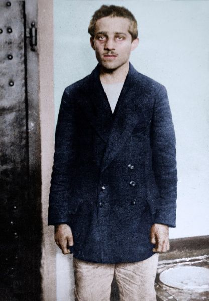 Bestand:Gavrilo Princip in his prison cell at the Terezín fortress, 1914 (27324412597).jpg