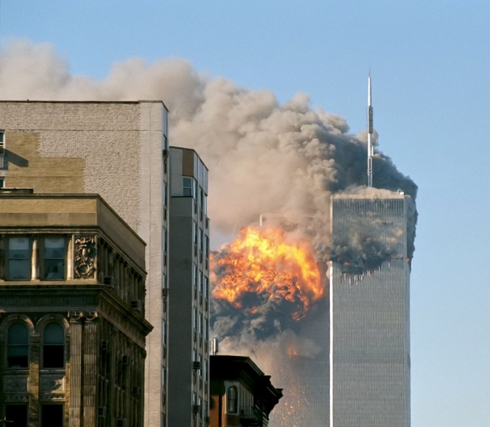 Bestand:UA Flight 175 hits WTC south tower 9-11 edit.jpg