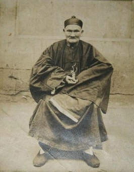 Li Ching-Yun, gefotografeerd in 1927 tijdens een bezoek bij generaal Yang Sen
