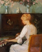 Jonge vrouw speelt gitaar voor een piano