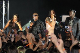 De Black Eyed Peas tijdens een concert in Parijs.