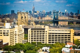 De gebouwen in de wijk Dumbo in Brooklyn, New York, waarin het hoofdkantoor van Jehovah's Getuigen meer dan honderd jaar gevestigd was.