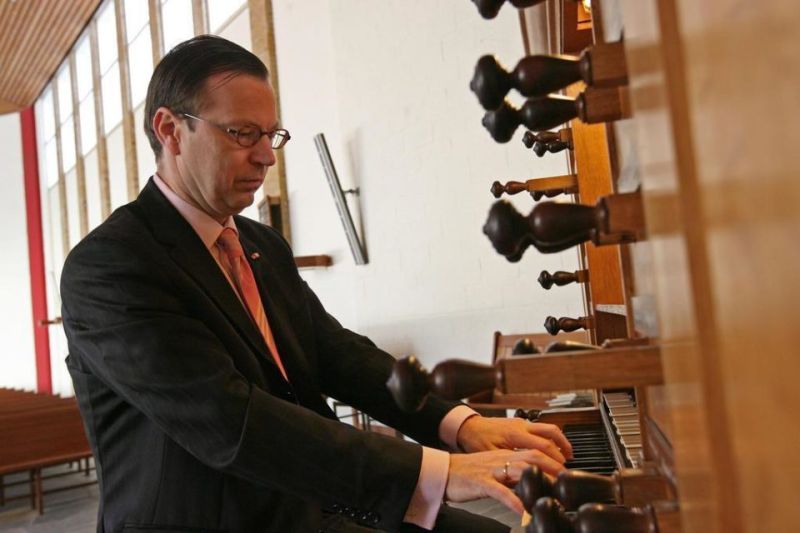 Bestand:Aan het orgel van de Bethlehenkerk.jpg