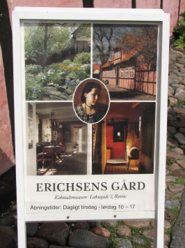 Reclamebord voor museum Erichsensgaard in Rønne