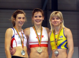 Marlien De Jans (midden) tijdens de Belgische indoorkampioenschappen voor junioren 2010