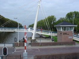 Gerrit Krol-brug met een van de bijgebouwde fietsbruggen