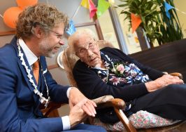 Ebeltje Boekema-Hut op haar verjaardag in 2021, met burgemeester Ard van der Tuuk.