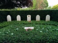 Begraafplaats Alblasserdam met graven en gedenksteentje WOII.