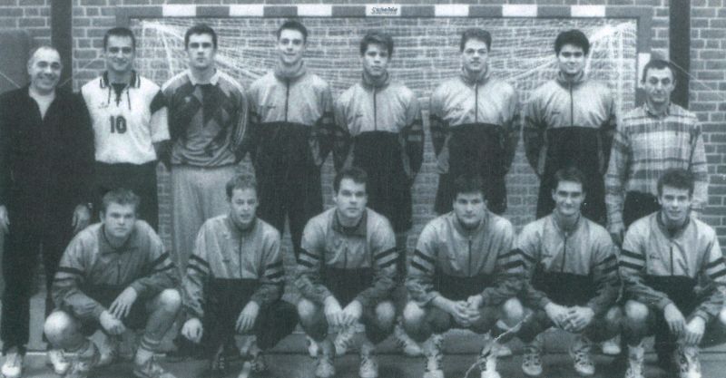 Bestand:Belgische narionale handbalploeg (1994-1995) met Raoul Lenders (2e van links voorste rij).jpg