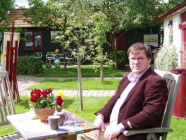Cor Melchers in zijn tuin voor zijn atelier in Huissen